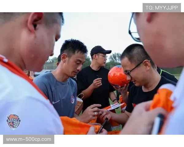 英超俱乐部开放日吸引数万球迷，亲子活动成亮点
